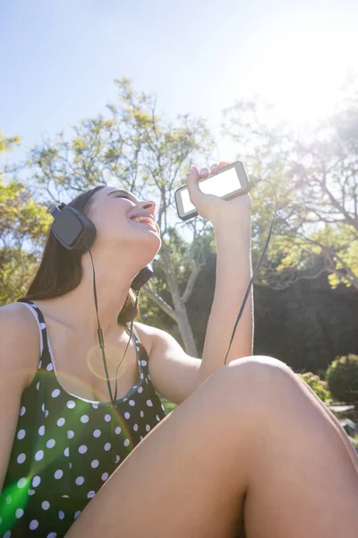 Donna che ascolta musica sul cellulare — Foto Stock