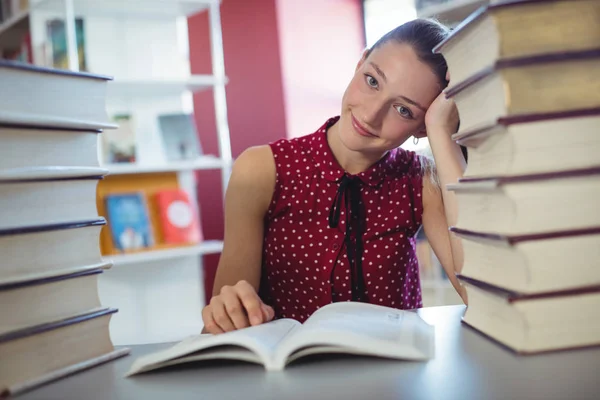 Attentif écolière étudiant dans la bibliothèque — Photo