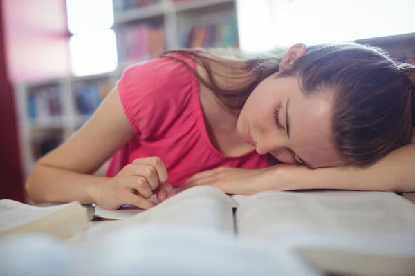Colegiala cansada durmiendo mientras estudia — Foto de Stock