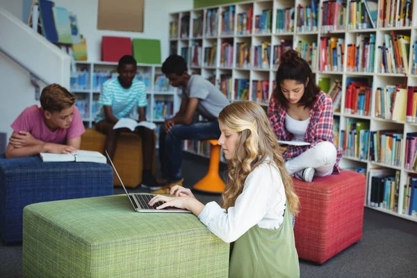 Aufmerksame Studenten lernen in der Bibliothek — Stockfoto