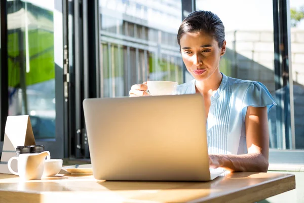 Kvinnliga verkställande arbetar på bärbar dator — Stockfoto