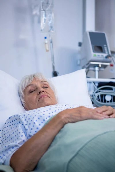 Senior patient lying on bed — Stock Photo, Image