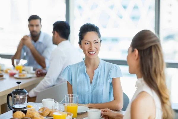Affärskollegor som äter frukost tillsammans — Stockfoto