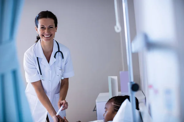 Female doctor checking patient sugar level — Stock Photo, Image