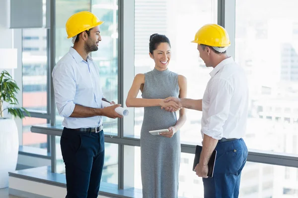 Arquitectos sonrientes dándose la mano —  Fotos de Stock