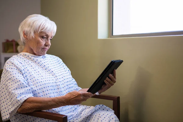 Senior patiënt bedrijf digitale tablet — Stockfoto