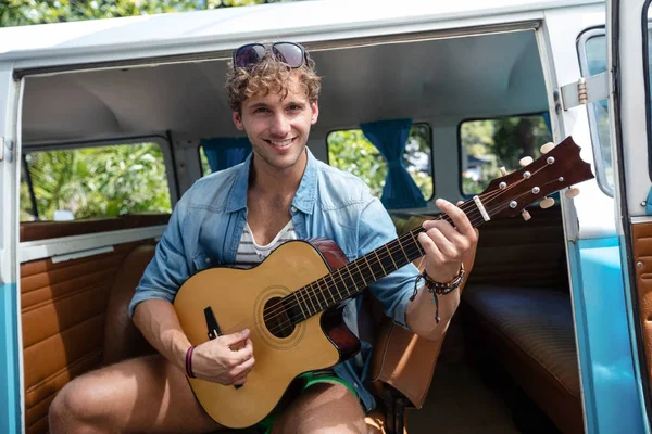 Man spelen gitaar in camper — Stockfoto