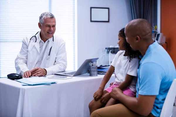 Medico e paziente che interagiscono tra loro — Foto Stock