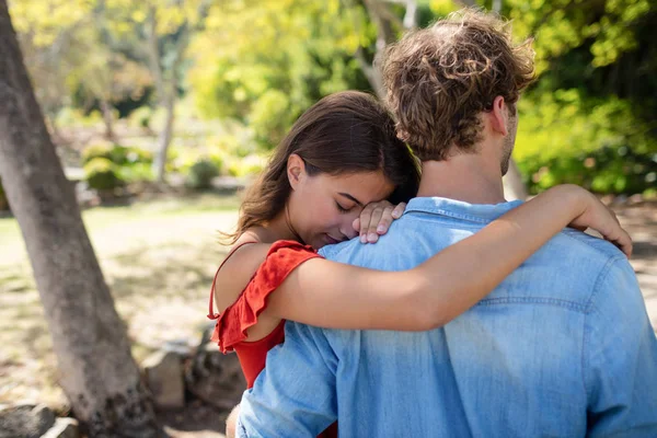 Coppia romantica che si abbraccia — Foto Stock