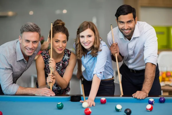 Leende affärskollegor spela pool — Stockfoto