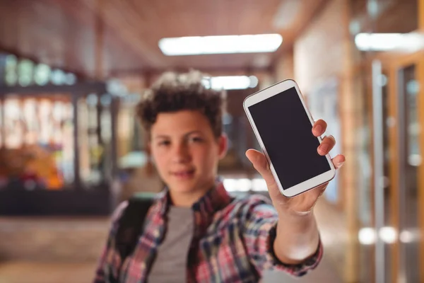 Telefon gösterilen çantanı ile ayakta öğrenci — Stok fotoğraf