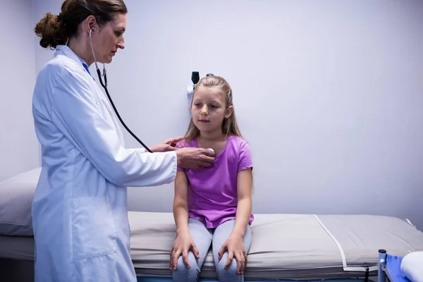 Arzt untersucht Patienten mit Stethoskop — Stockfoto