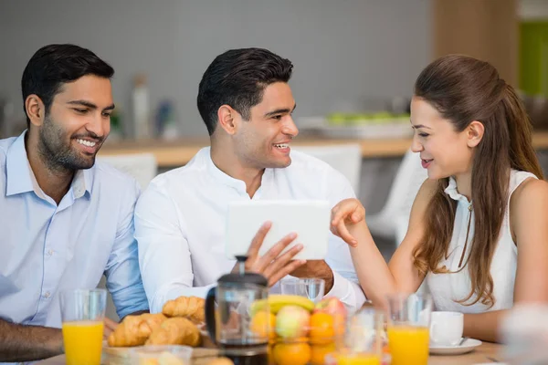 Compañeros de negocios que interactúan entre sí — Foto de Stock