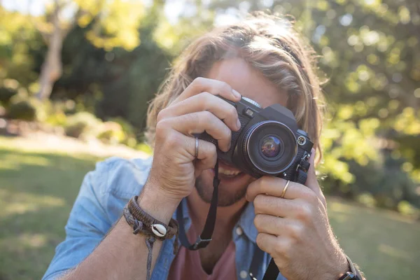 Человек фотографируется с цифровой камерой — стоковое фото