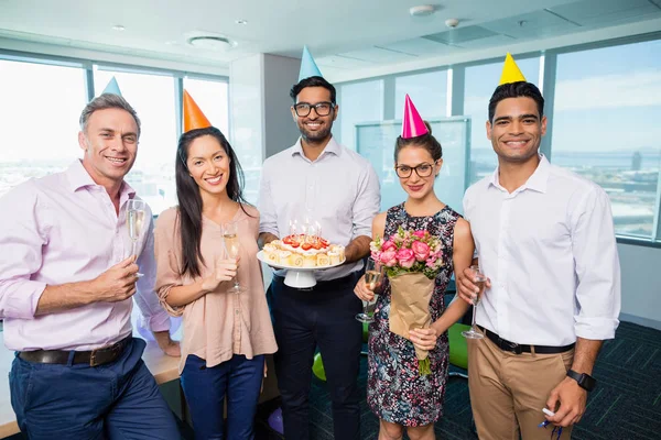 Sorrindo colegas de negócios celebrando aniversário — Fotografia de Stock