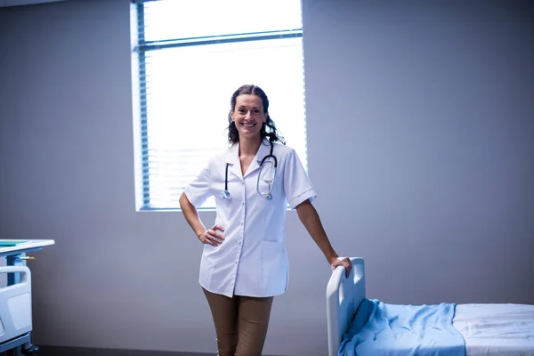 Medico donna in piedi in reparto — Foto Stock