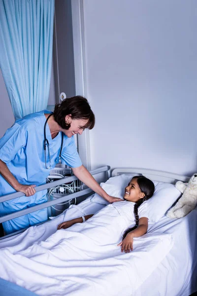 Arzt interagiert mit Patient — Stockfoto