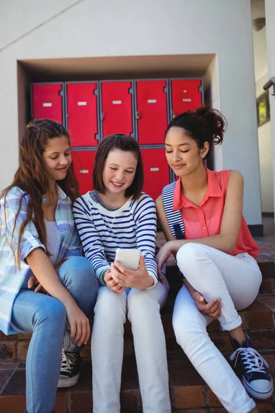Schüler benutzen Handy im Treppenhaus — Stockfoto