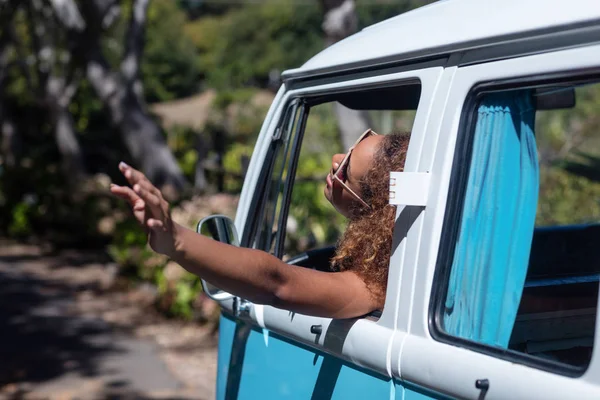 Kadın Camper van pencereden dışarı bakıyor — Stok fotoğraf