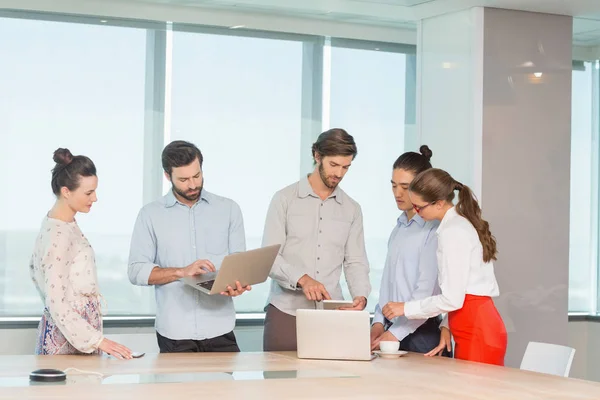 Zakenmensen met elkaar bespreken — Stockfoto