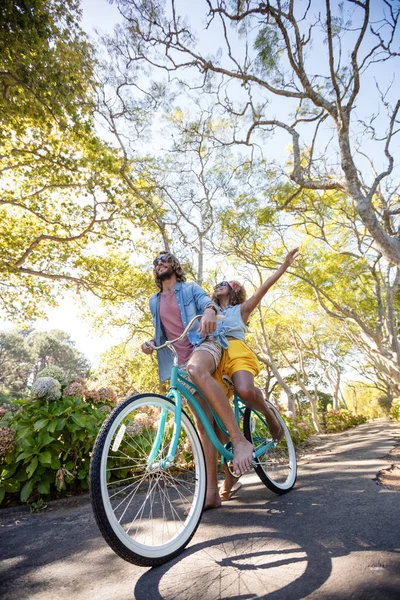 在公园里骑自行车的时候开心的夫妇 — 图库照片