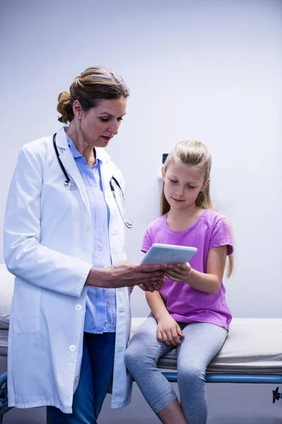 Arzt zeigt Patientin ärztlichen Bericht — Stockfoto