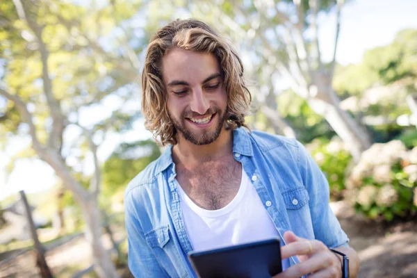 Homme heureux utilisant une tablette numérique — Photo