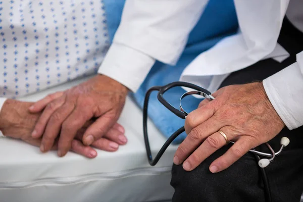 Mellersta delen av läkare tröstar senior patienten — Stockfoto