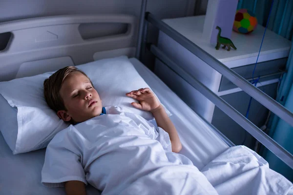 Paciente dormindo na cama — Fotografia de Stock