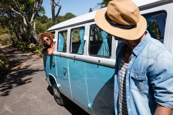 Mann interagiert mit Frau im Wohnmobil — Stockfoto