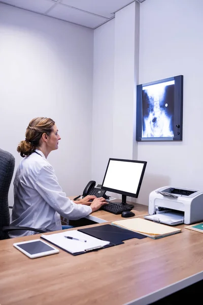 Médecin attentif travaillant sur ordinateur en clinique — Photo