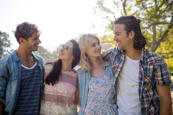 Freunde stehen zusammen im Park — Stockfoto