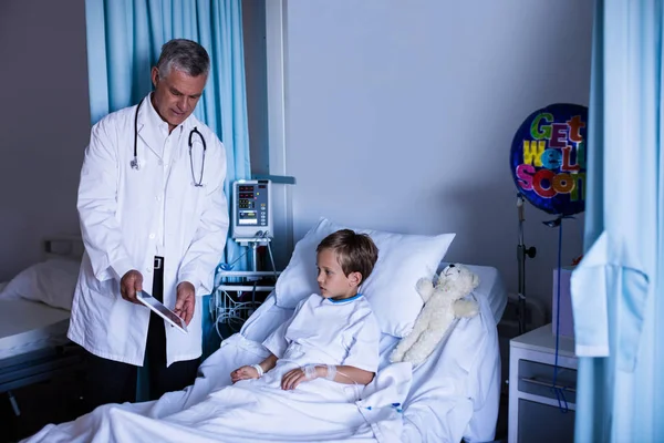 Arzt zeigt Patientin ärztlichen Bericht — Stockfoto