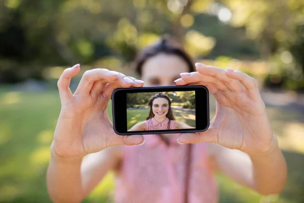 Piękna kobieta robi sobie selfie — Zdjęcie stockowe