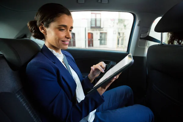 Führungskräfte nutzen Tablet im Auto — Stockfoto