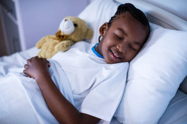 Patient sleeping with teddy bear — Stock Photo, Image