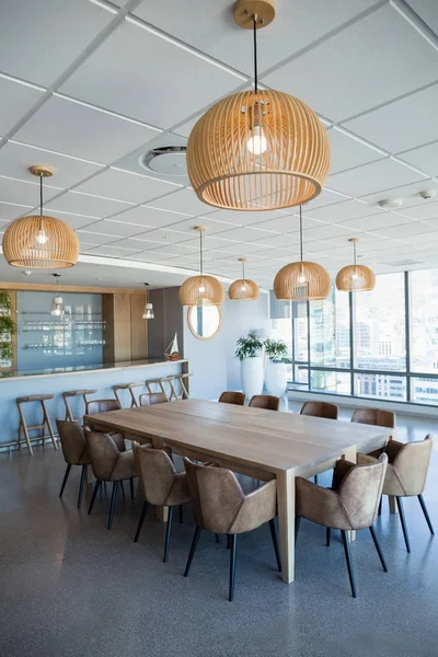 Office cafetaria met tafel en stoelen — Stockfoto