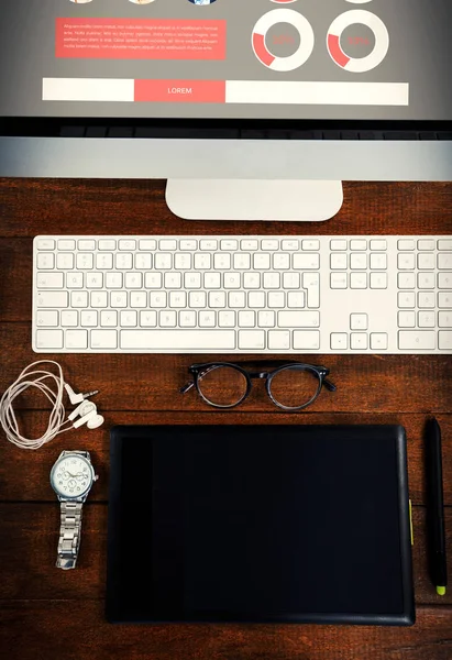 Офісний стіл з комп'ютером і цифровим планшетом — стокове фото