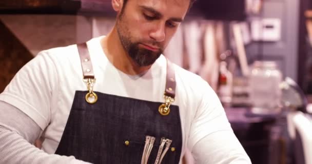 Peluquero masculino aplicando una toalla caliente en la cara de un cliente — Vídeos de Stock