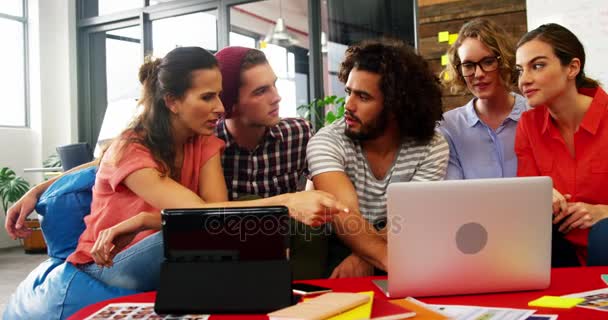 Führungskräfte diskutieren bei Treffen über Laptop — Stockvideo