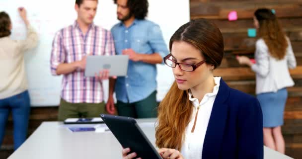 Ejecutivo de negocios usando tableta digital en la reunión — Vídeos de Stock