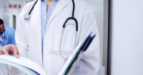 医師、病院のレポートを検討 — ストック動画