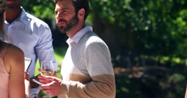 Amigos interactuando entre sí en el restaurante — Vídeos de Stock