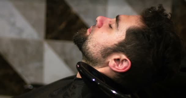 Friseur wäscht Kunden die Haare — Stockvideo