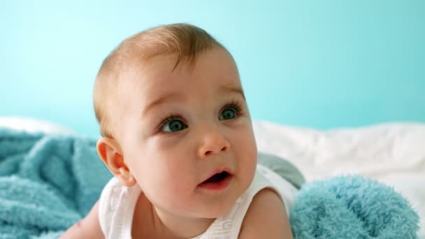 Bonito bebê sorridente menina — Vídeo de Stock