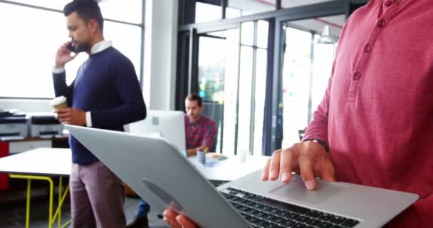 Zakenman die op laptop werkt — Stockvideo