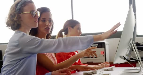 Ejecutivos de negocios trabajando en la computadora en el escritorio — Vídeos de Stock