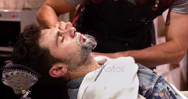 Homem recebendo sua barba raspada — Vídeo de Stock