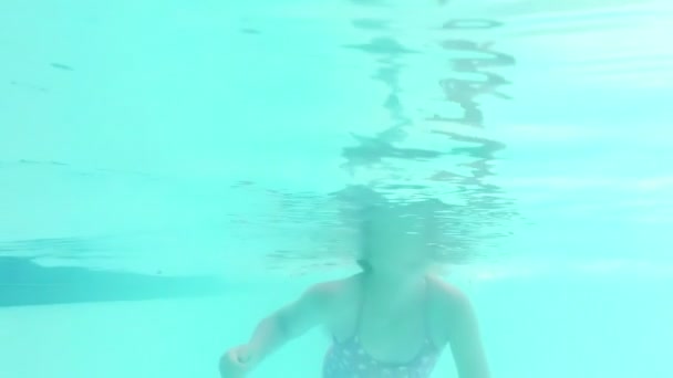 Dziewczyna pływa w basenie — Wideo stockowe