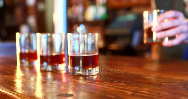 Secção média do barman que serve uísque no balcão do bar — Vídeo de Stock